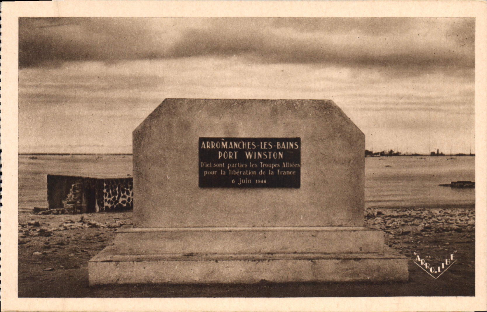 CPM Militaria Arromanches les Bains Le port de la Liberation Monument commemoratif provisoire