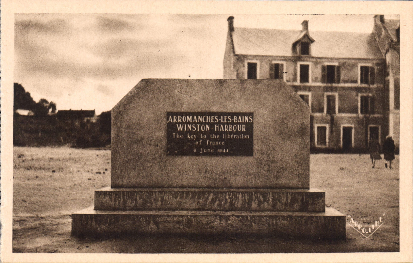 CPM Militaria Arromanches les Bains Le port de la Liberation Monument commemoratif provisoire