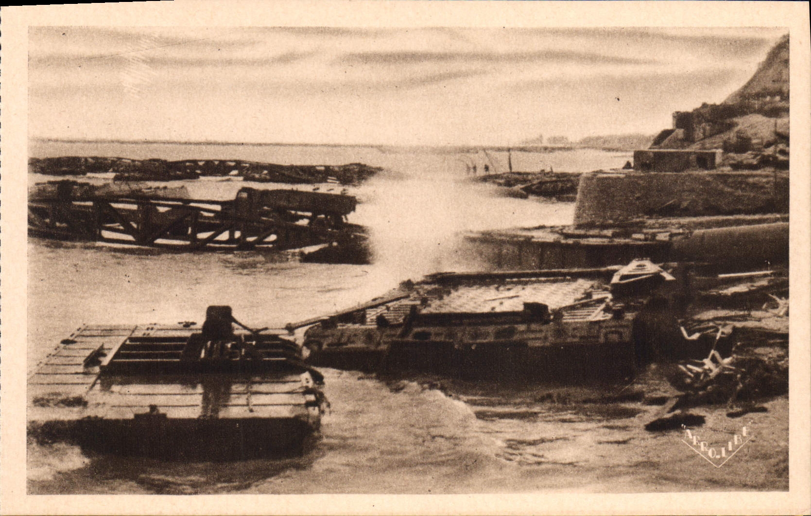CPM Militaria Arromanches les Bains Le port de la Liberation Les jetees de la Grande Cale a haute mer Asnelles