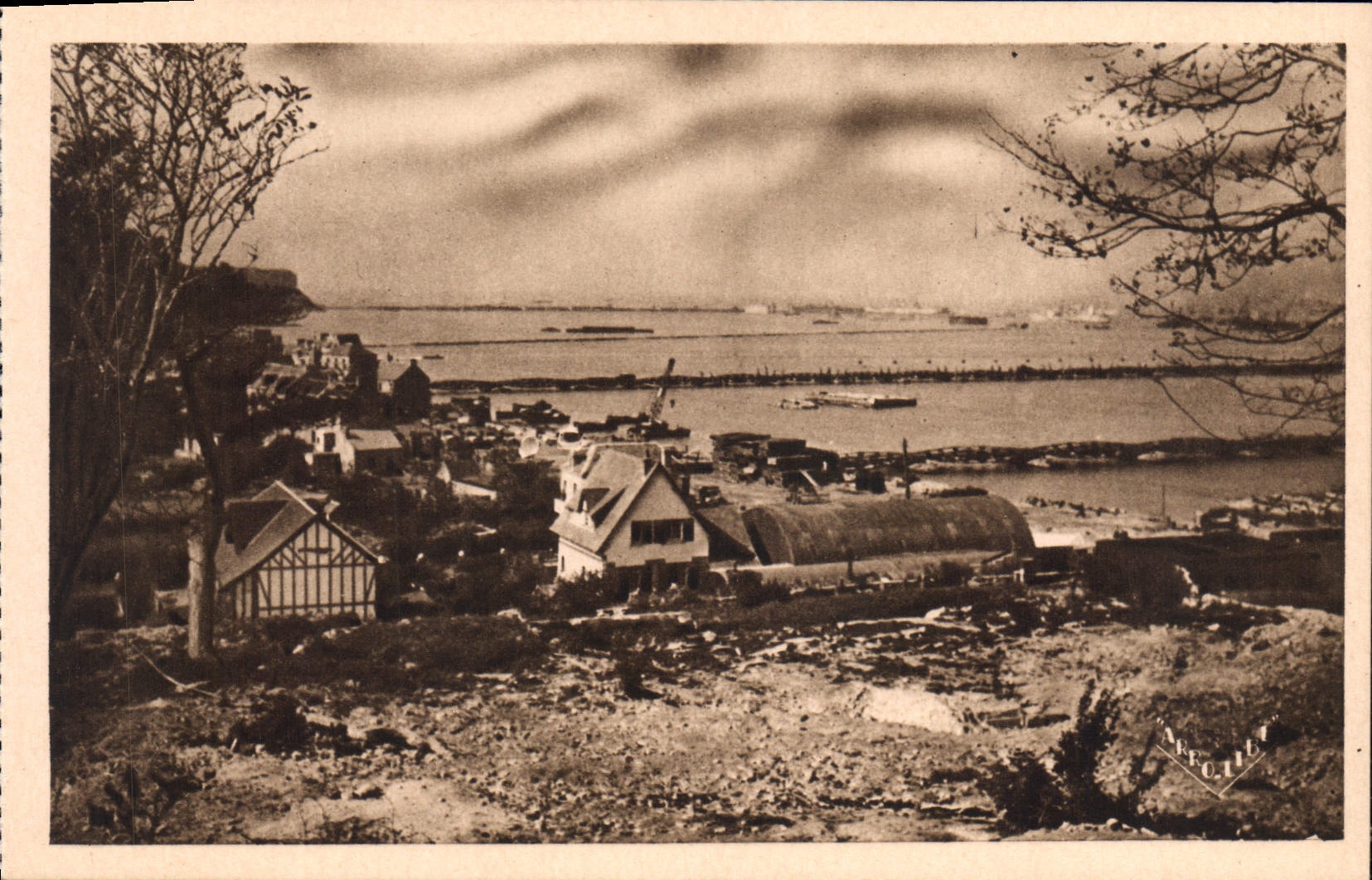 CPM Militaria Arromanches les Bains Le port de la Liberation Perspective sur le port