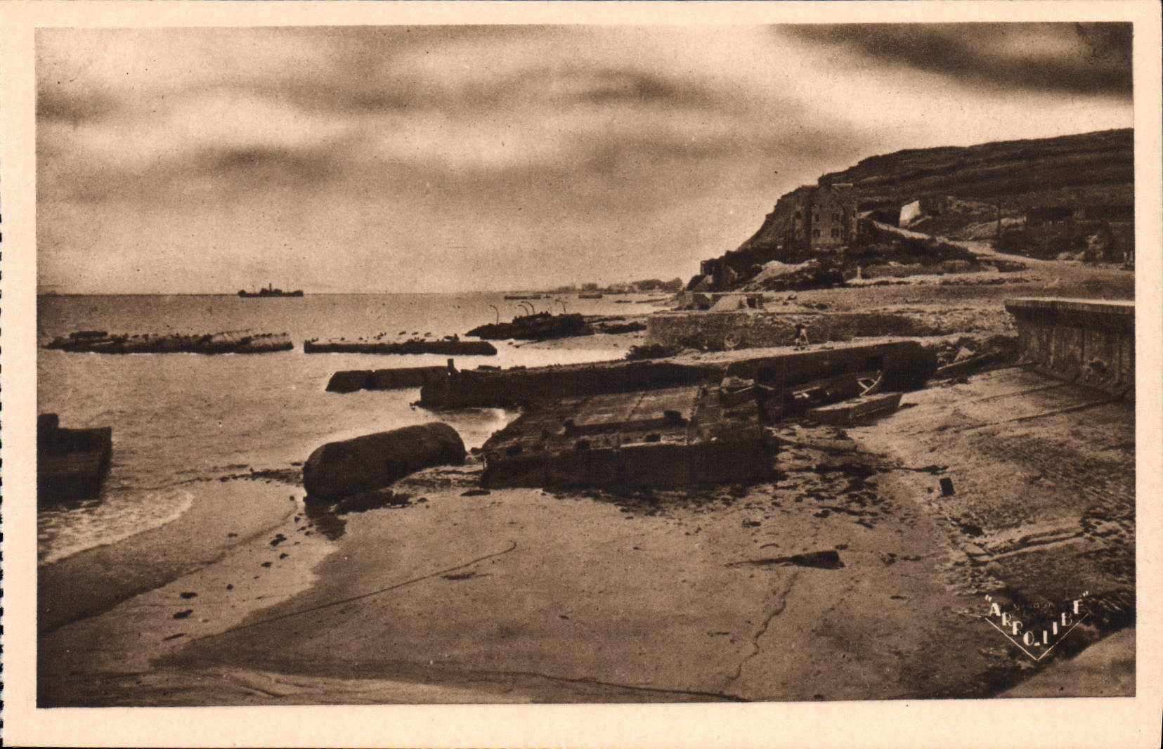 CPM Militaria Arromanches les Bains Le port de la Liberation La grande cale et la Falaise Est