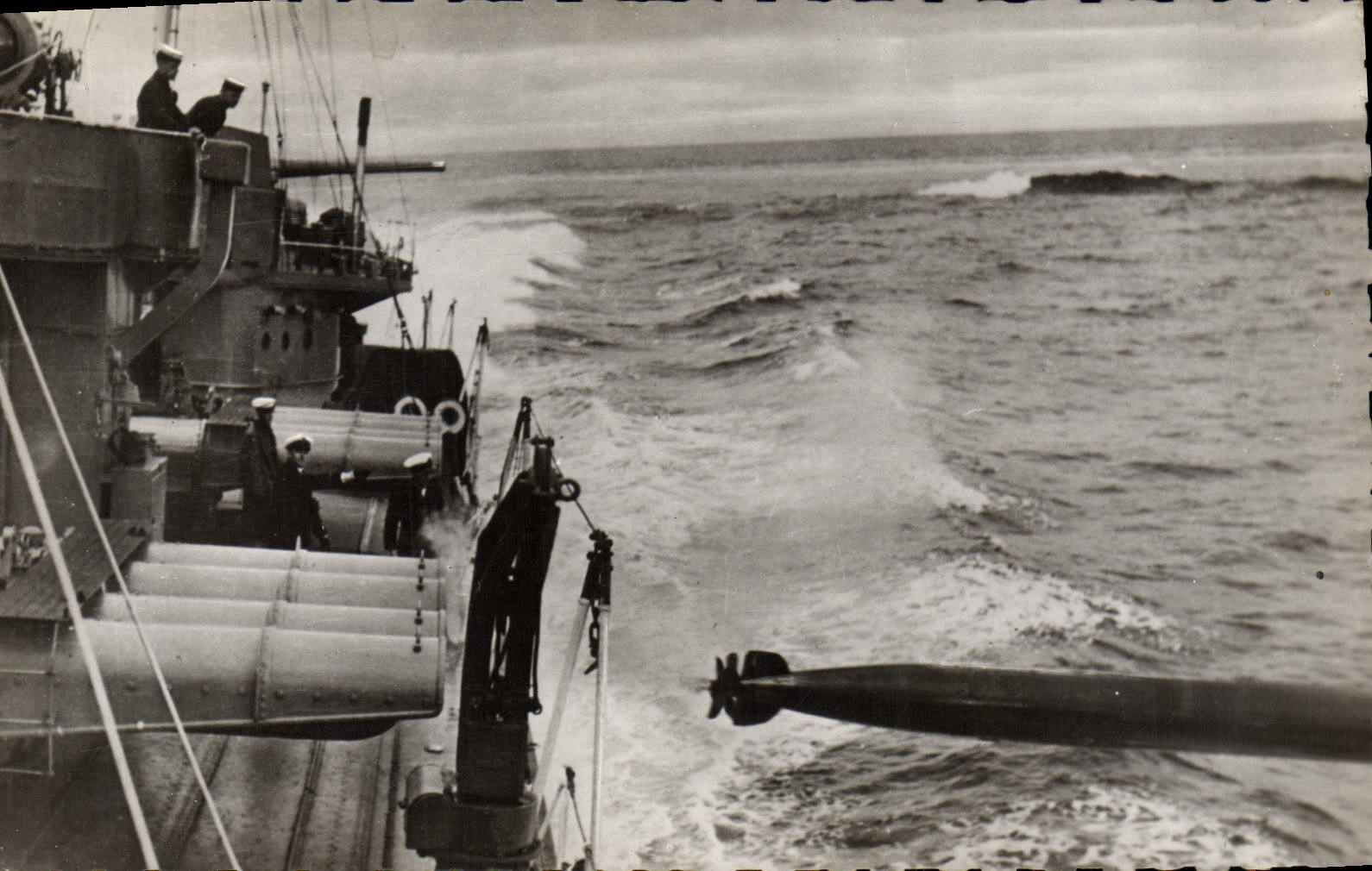 CPM Militaria Bateau Lancement d'une torpille d'un navire Anglais