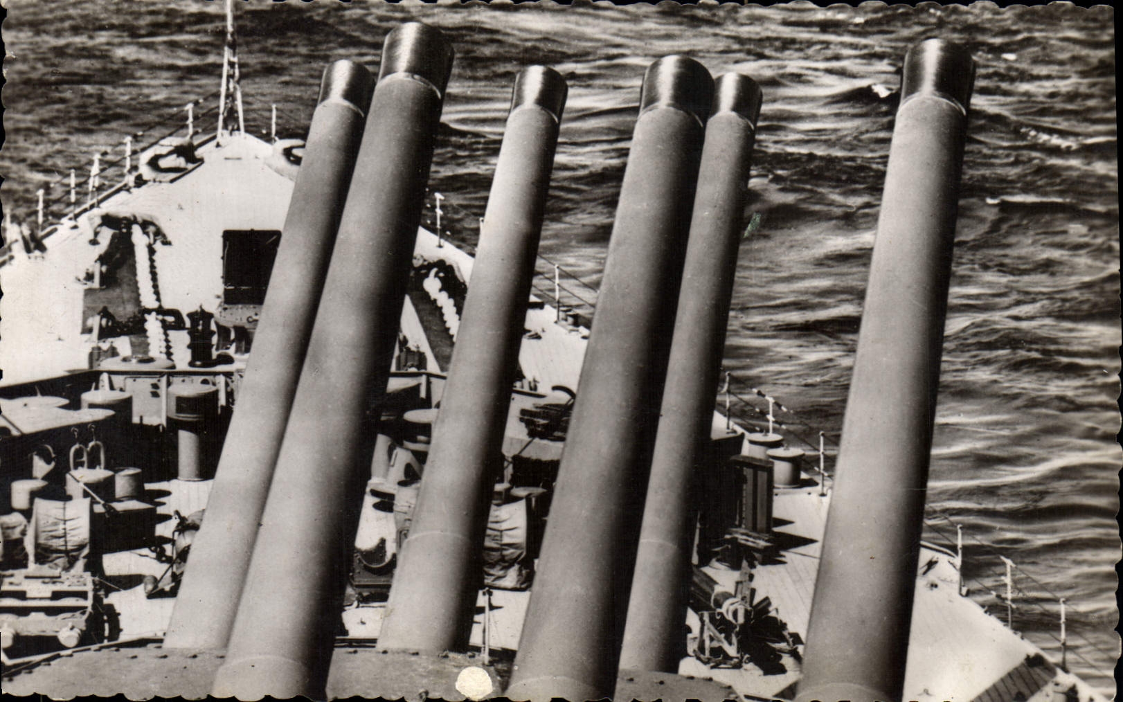 CPM Militaria Bateau Pieces de 16 inch de la Marine Anglaise