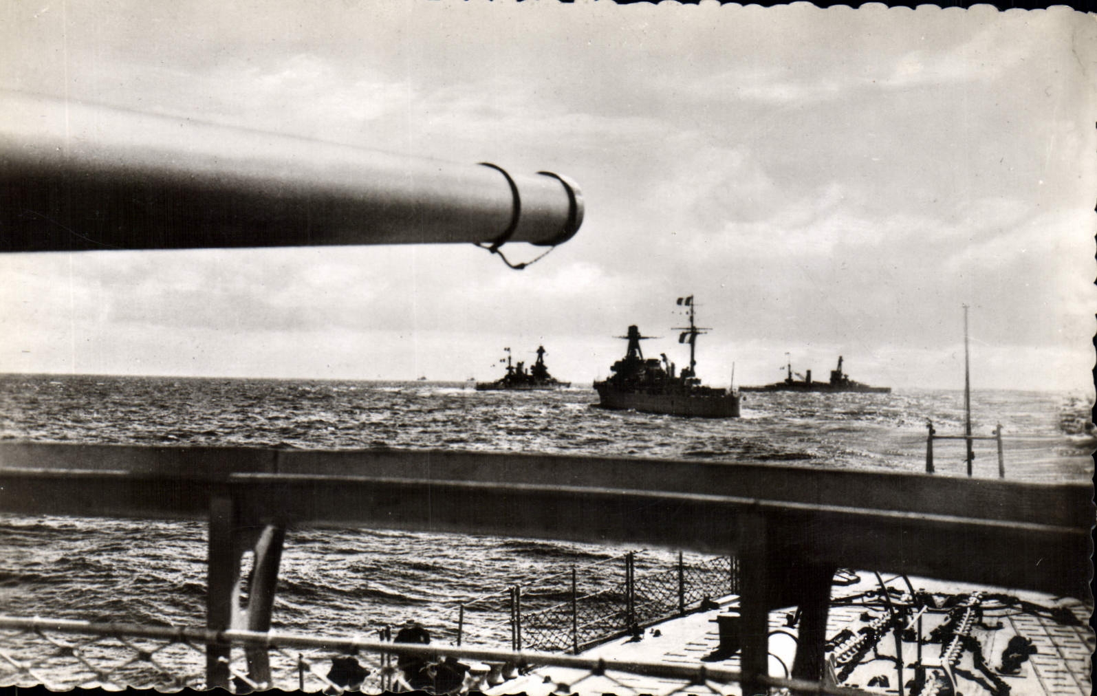 CPM Militaria Bateau Marine francaise en patrouille