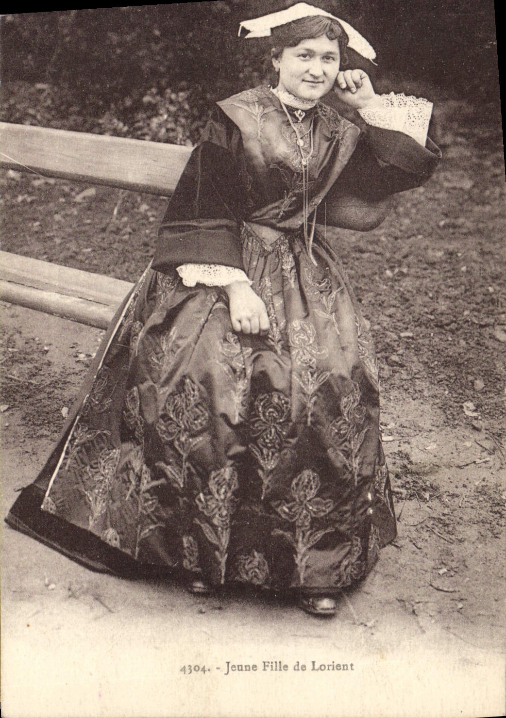 CPA Folklore Jeune fille de Lorient
