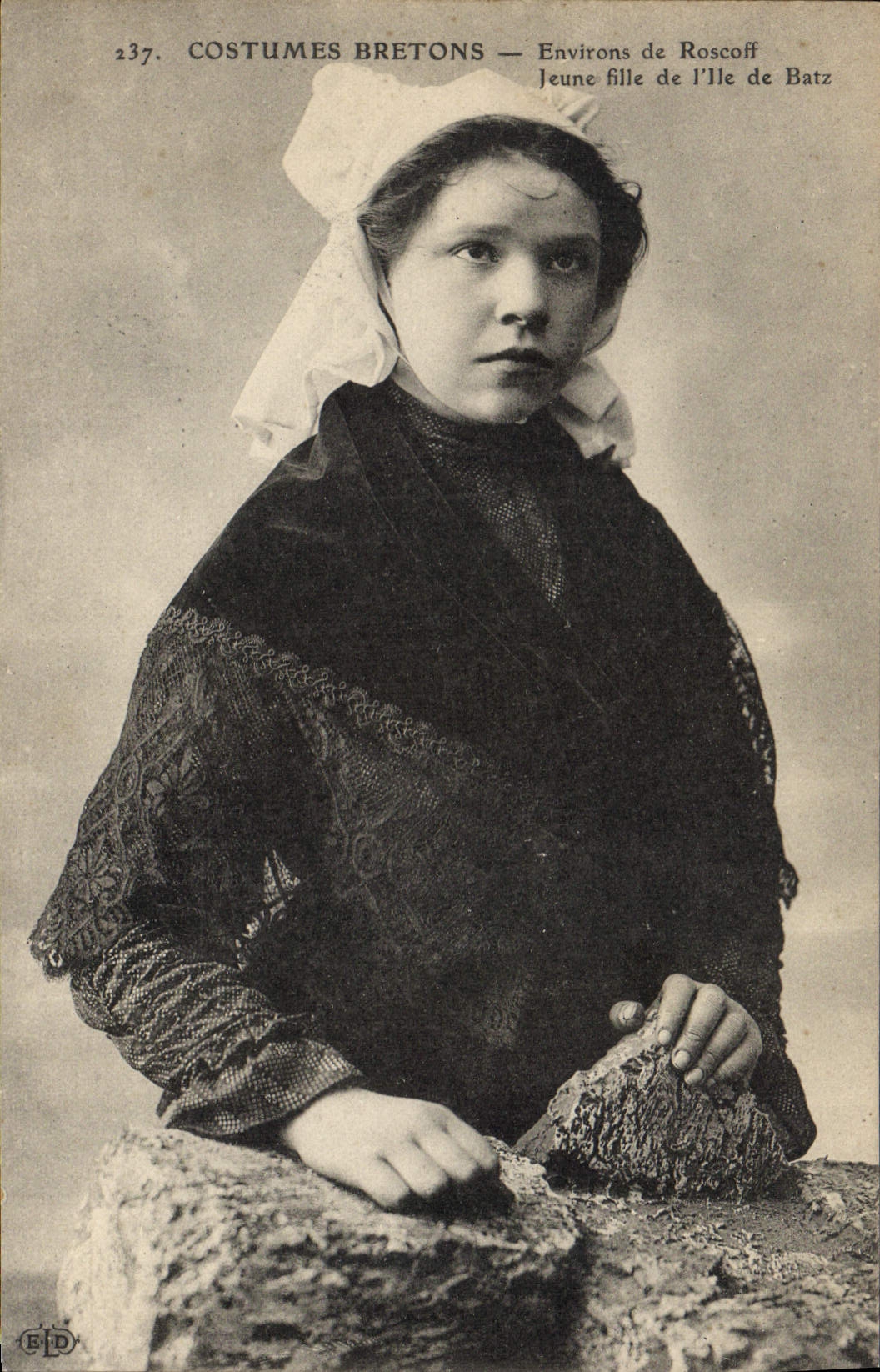CPA Folklore Environs de Roscoff Jeune fille de l'Ile de Batz