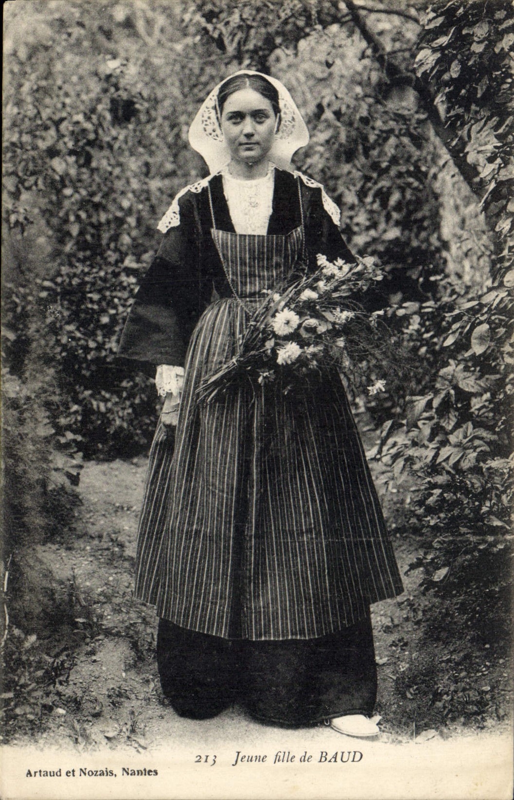 CPA Folklore Jeune fille de Baud