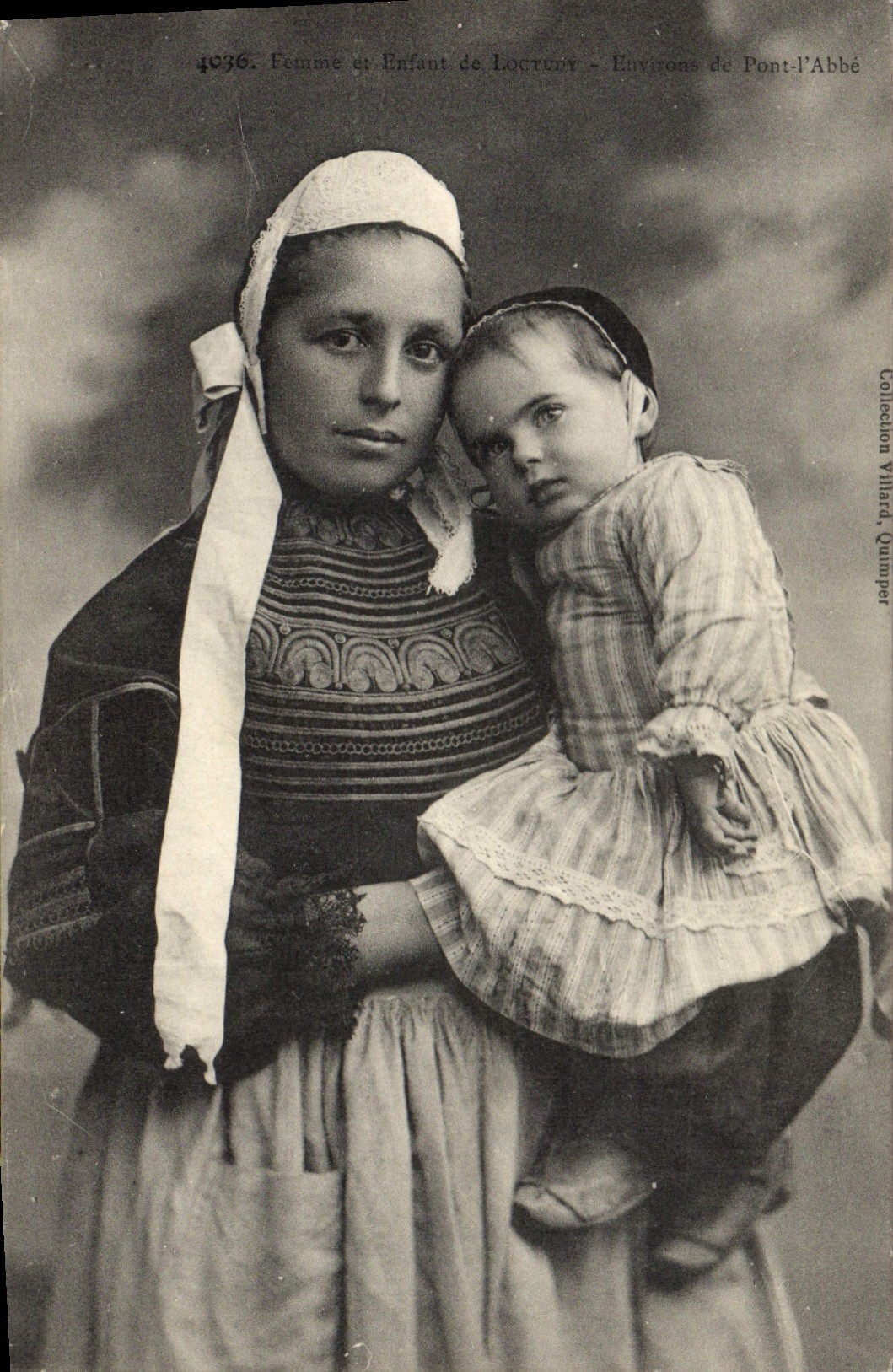 CPA Folklore Femme et enfant de Loctudy Environs de Pont L'Abbe