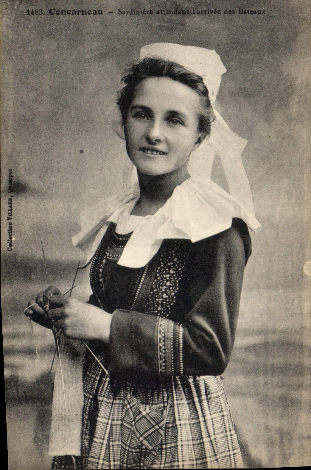 CPA Folklore Concarneau Sardiniere attendant l'arrivee des bateaux