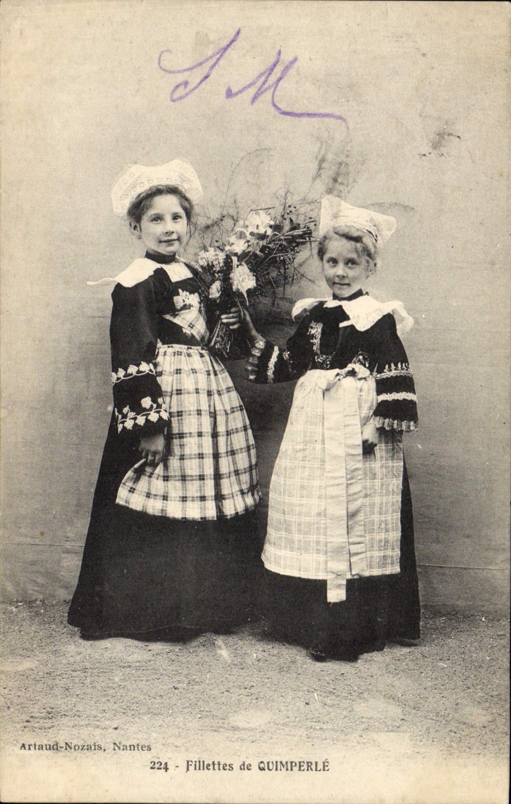 CPA Folklore Fillettes de Quimperle Enfants
