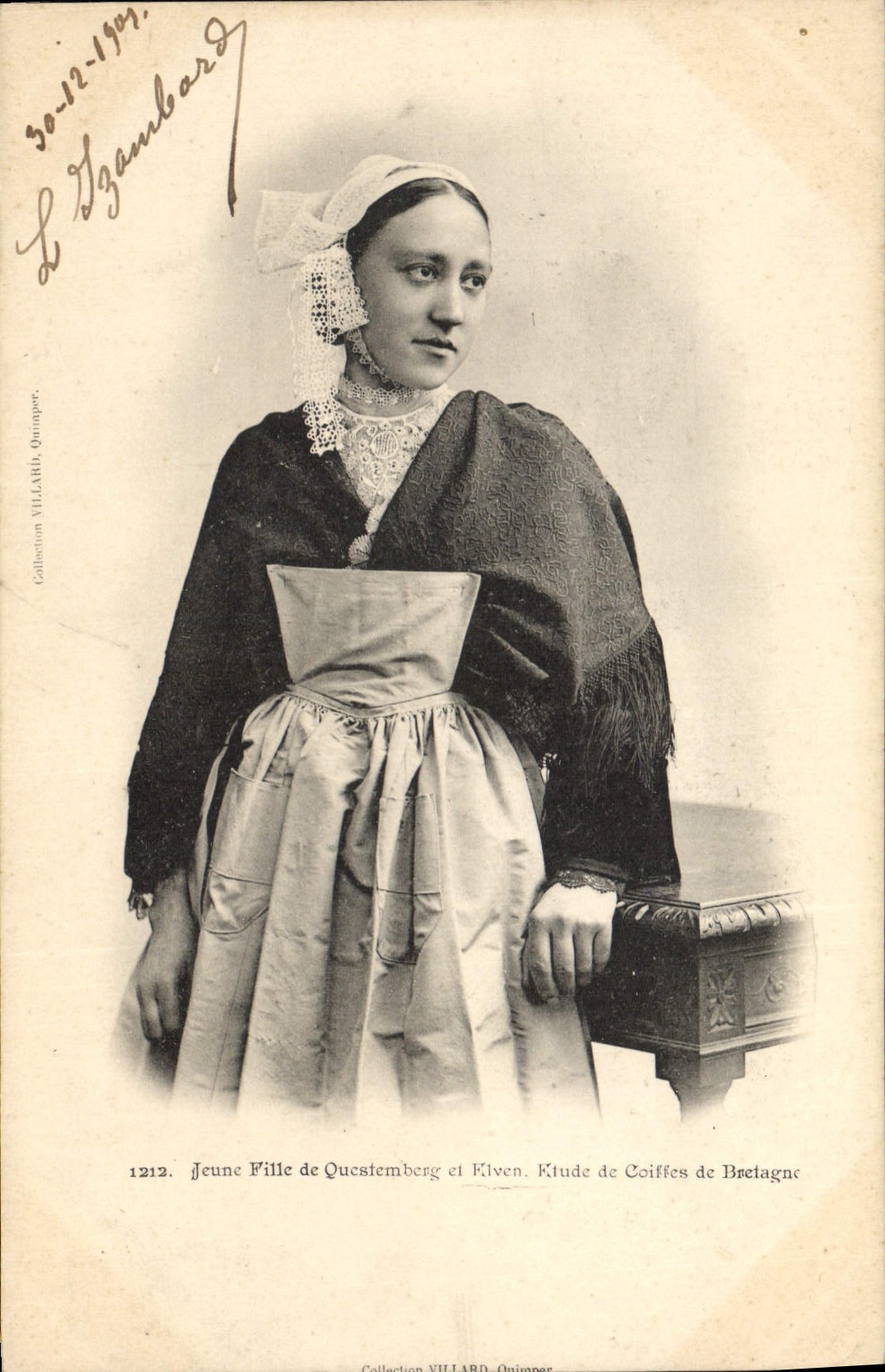 CPA Folklore Jeune fille de Questemberg et Eleven 
