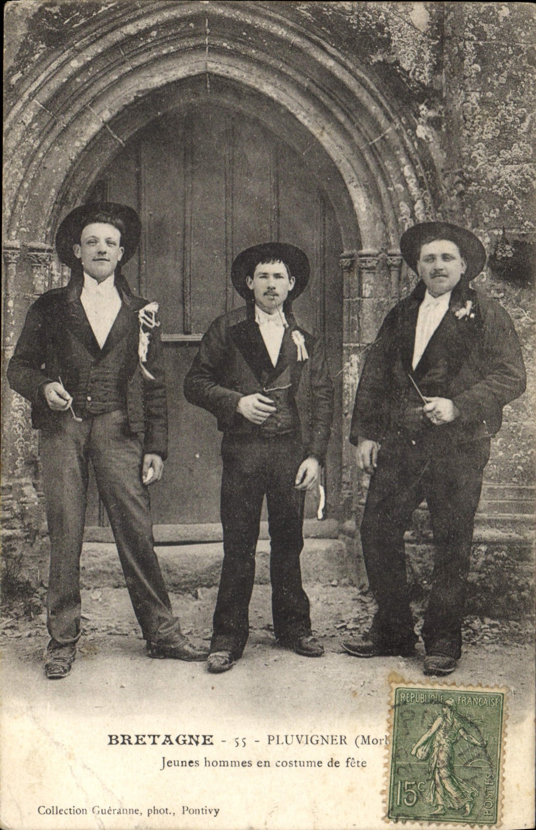 CPA Folklore Pluvigner Jeunes hommes en costume de fete 