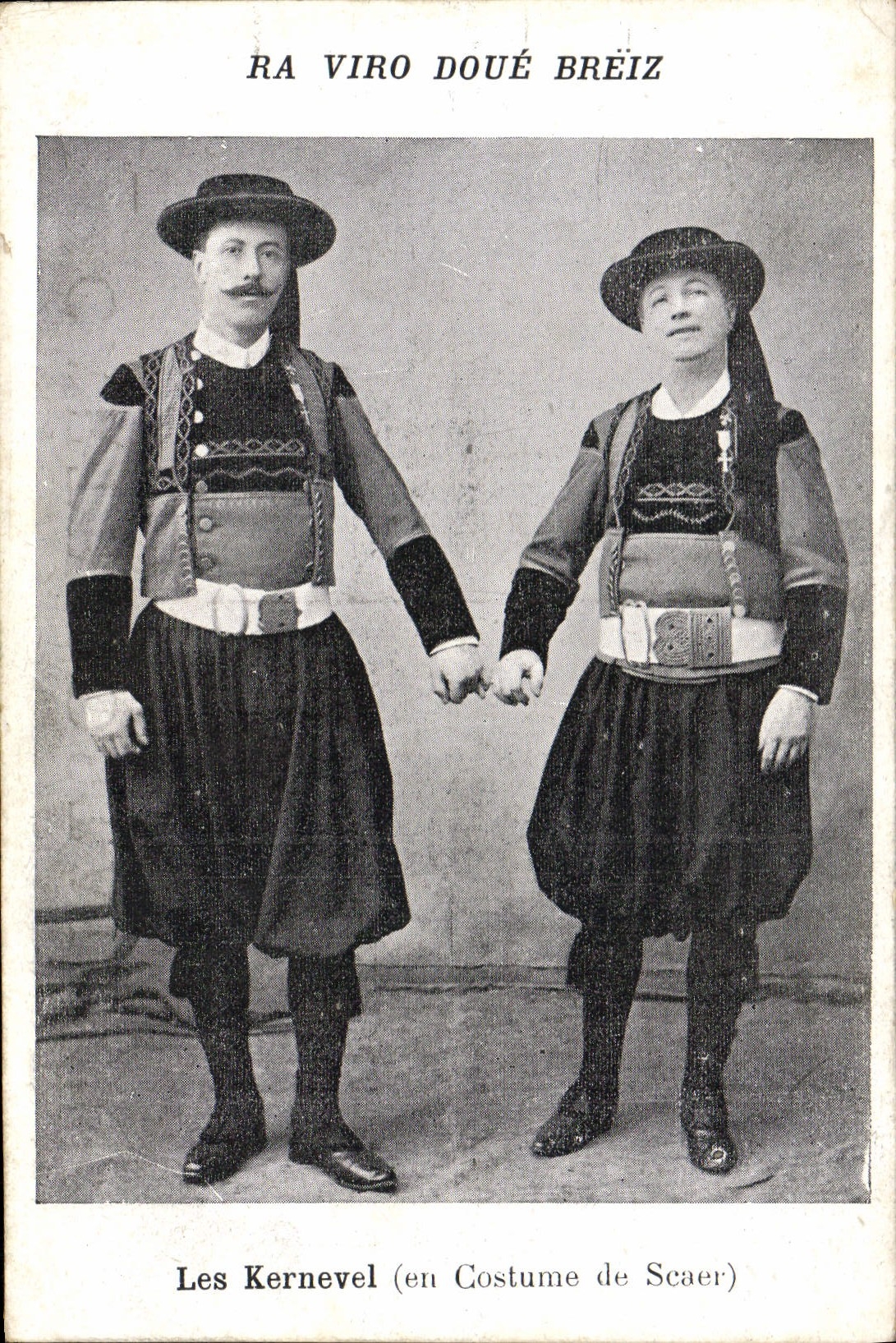 CPA Folklore Les Kernevel en costume de Scaer