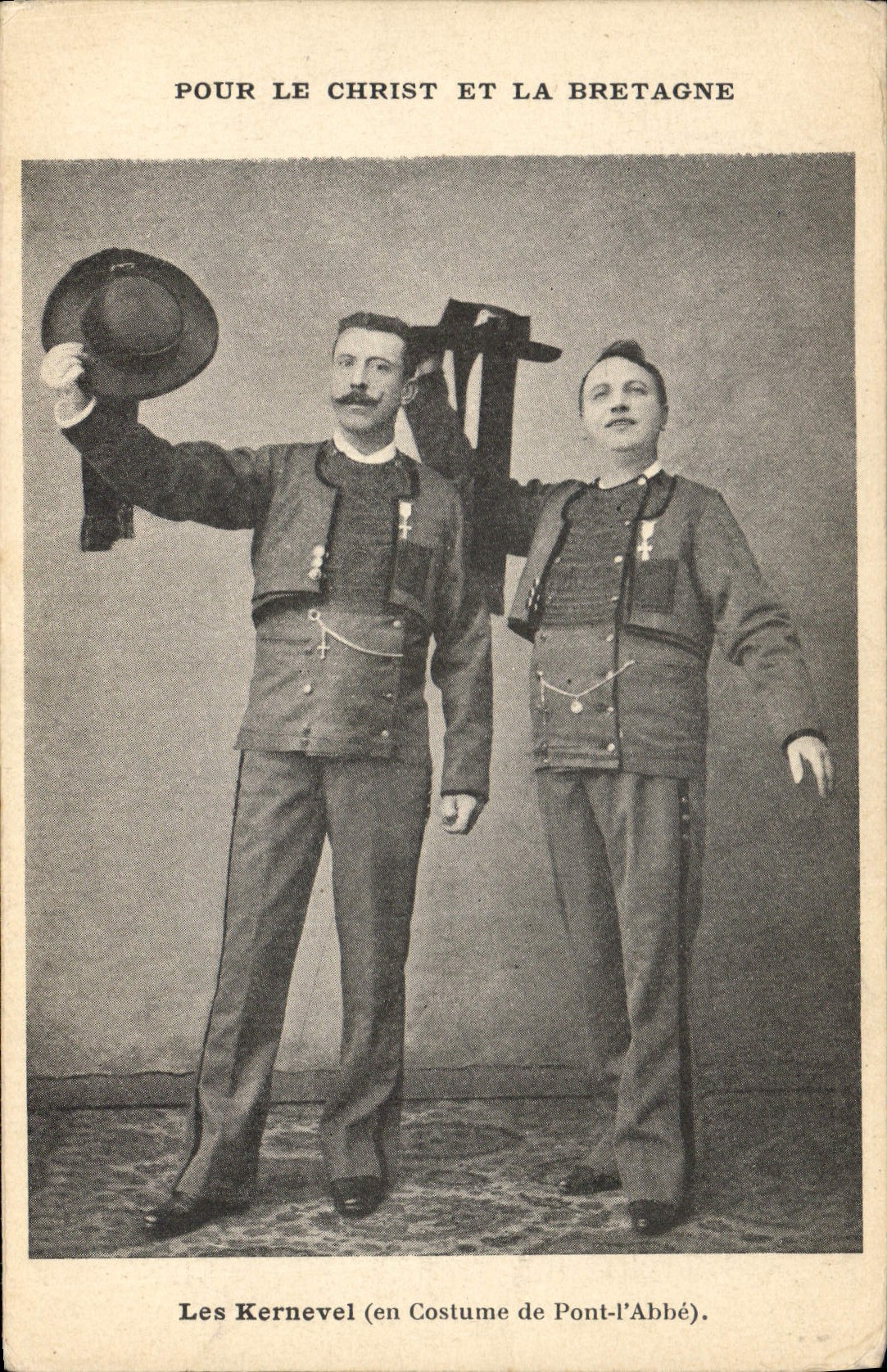 CPA Folklore Les kernevel en costume de Pont L'Abbe
