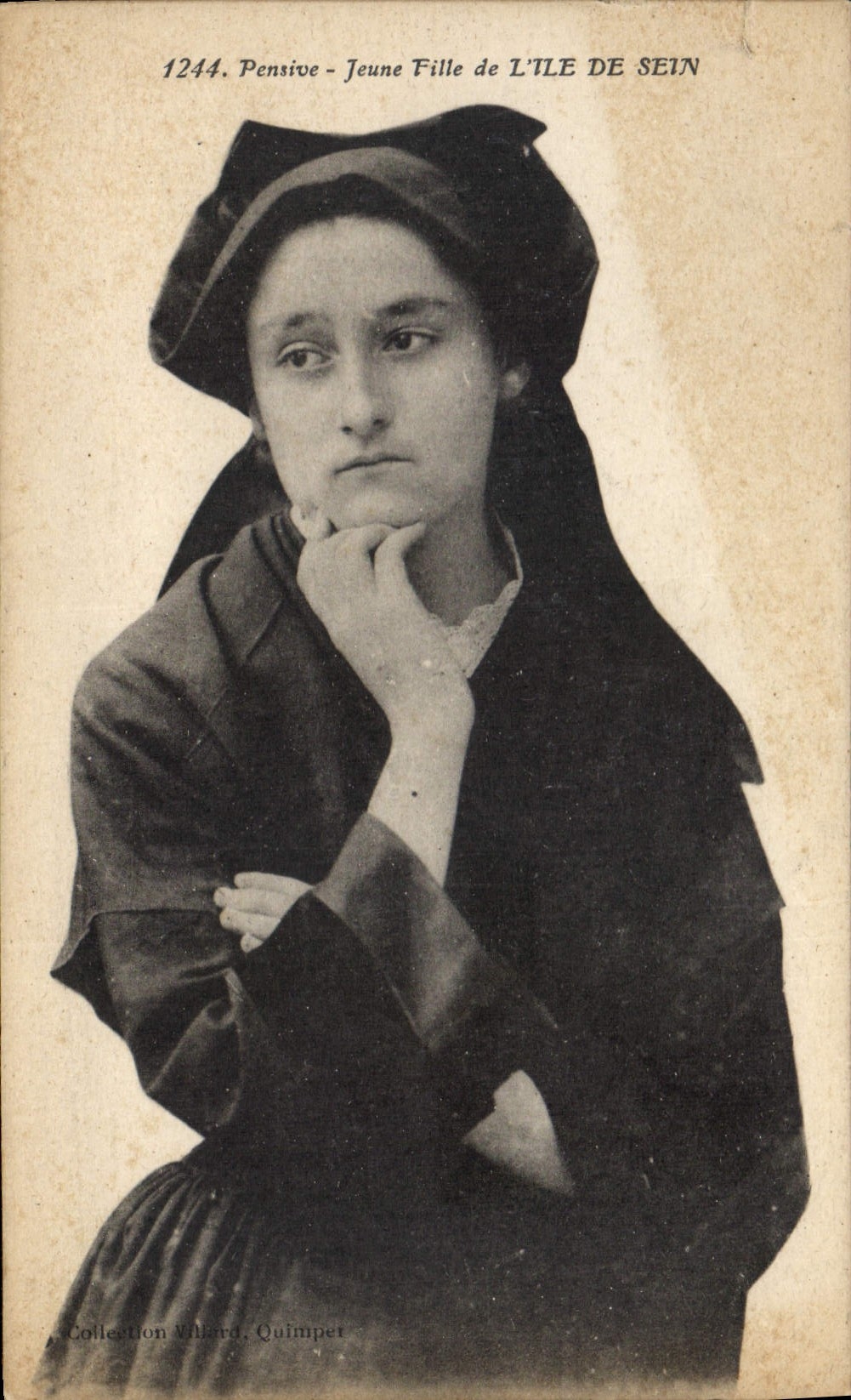 CPA Folklore Pensive Jeune fille de l'Ile de Sein