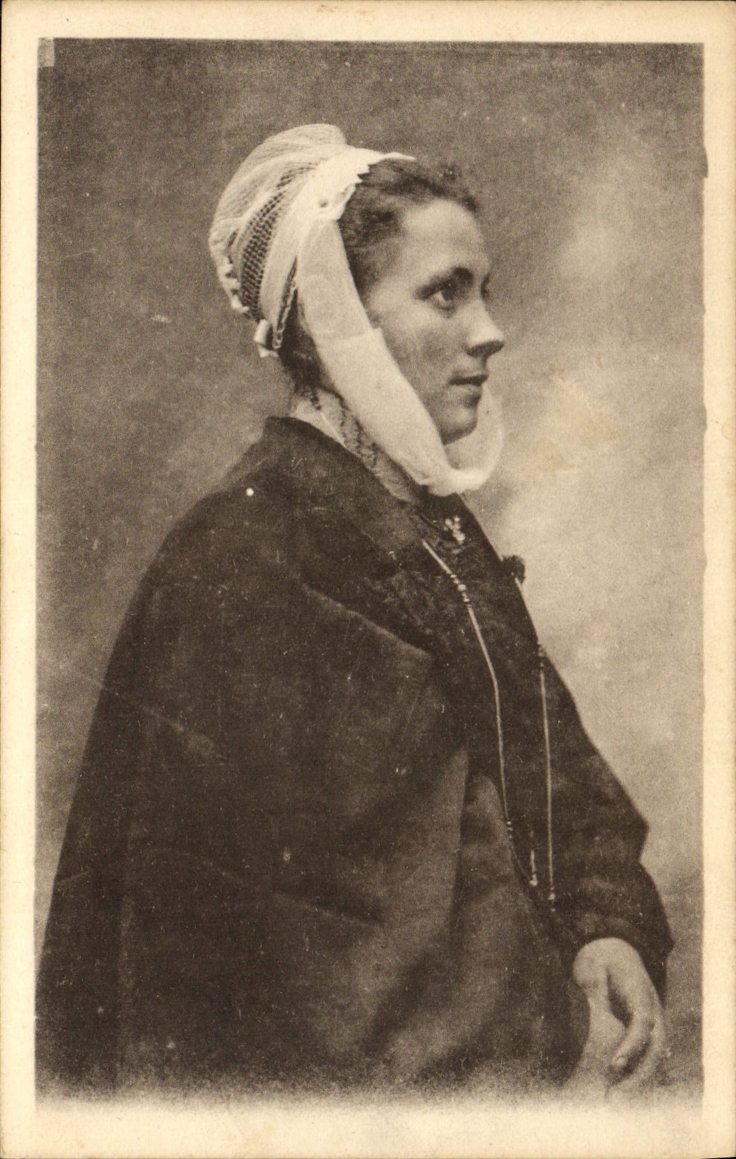 CPA Folklore Jeune fille de St Pol de Leon et Roscoff