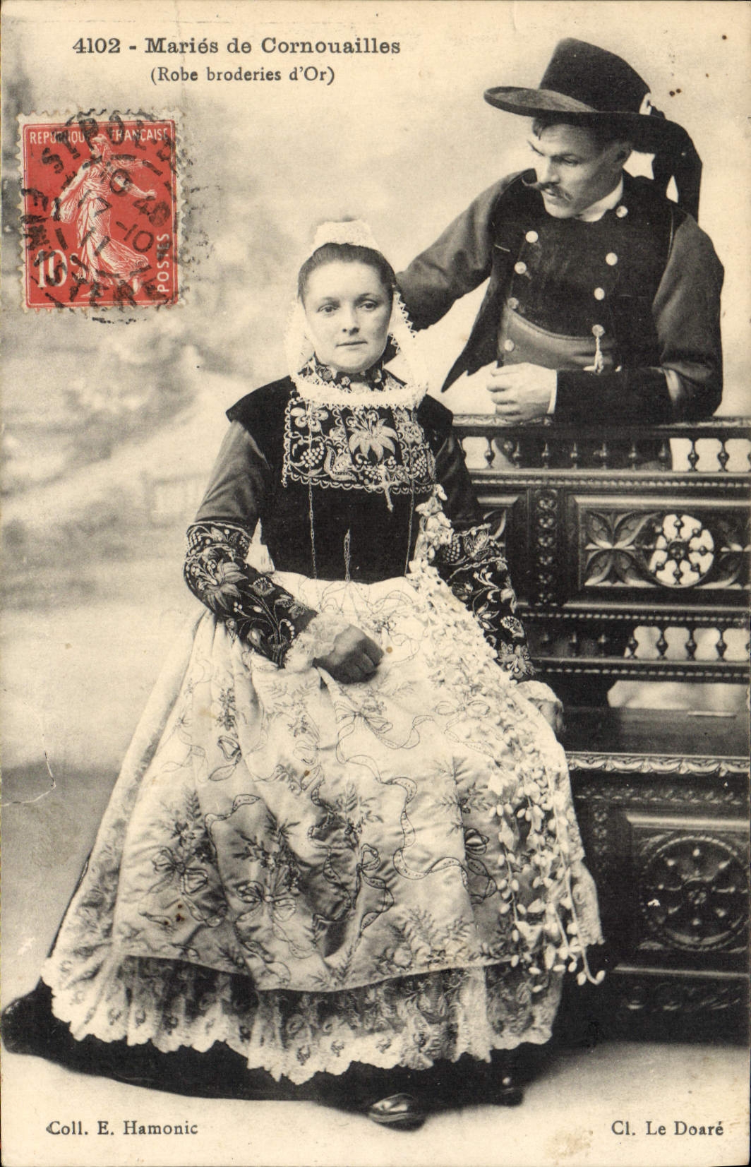 CPA Folklore Maries de Cornouailles Robe broderies d'or Mariage