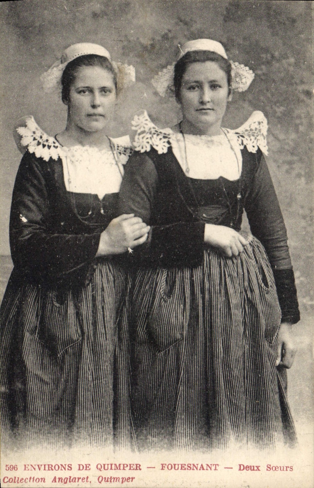 CPA Folklore Fouesnant Deux soeurs Environs de Quimper