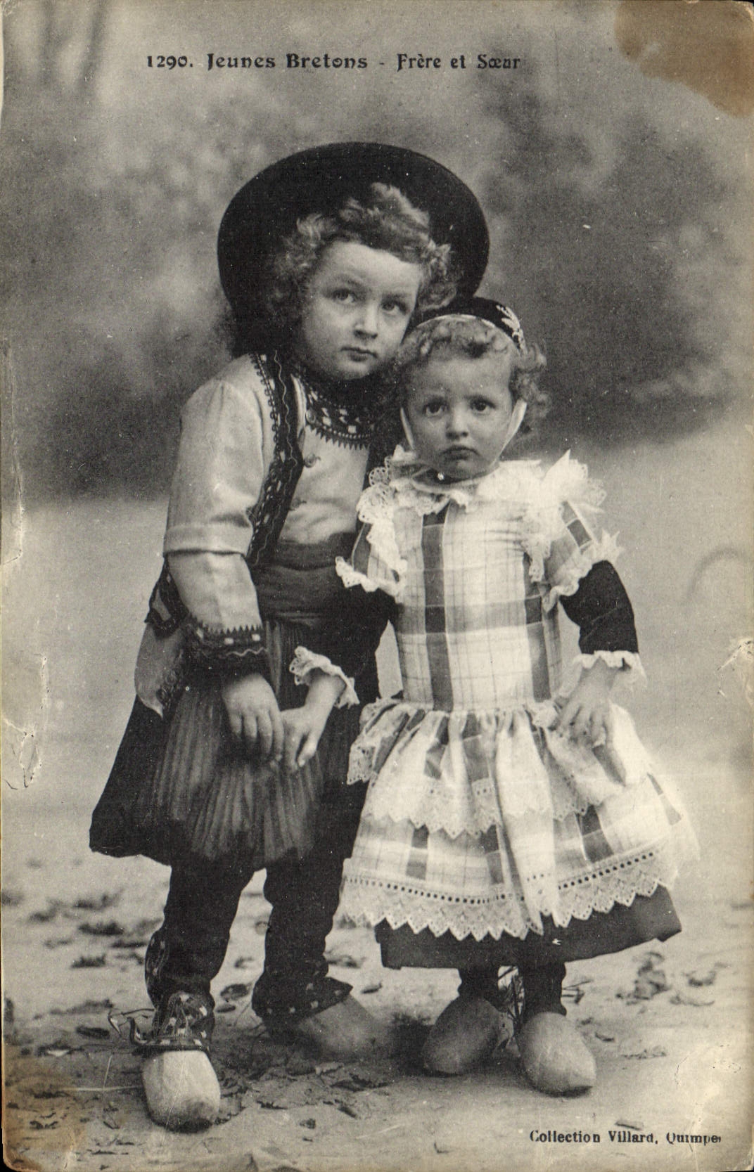 CPA Folklore Jeunes Bretons Frere et soeur