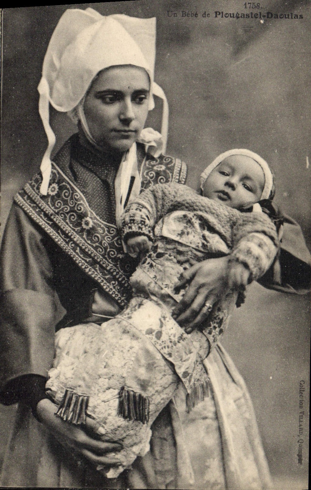 CPA Folklore Un bebe de Plougastel Daoulas Enfant