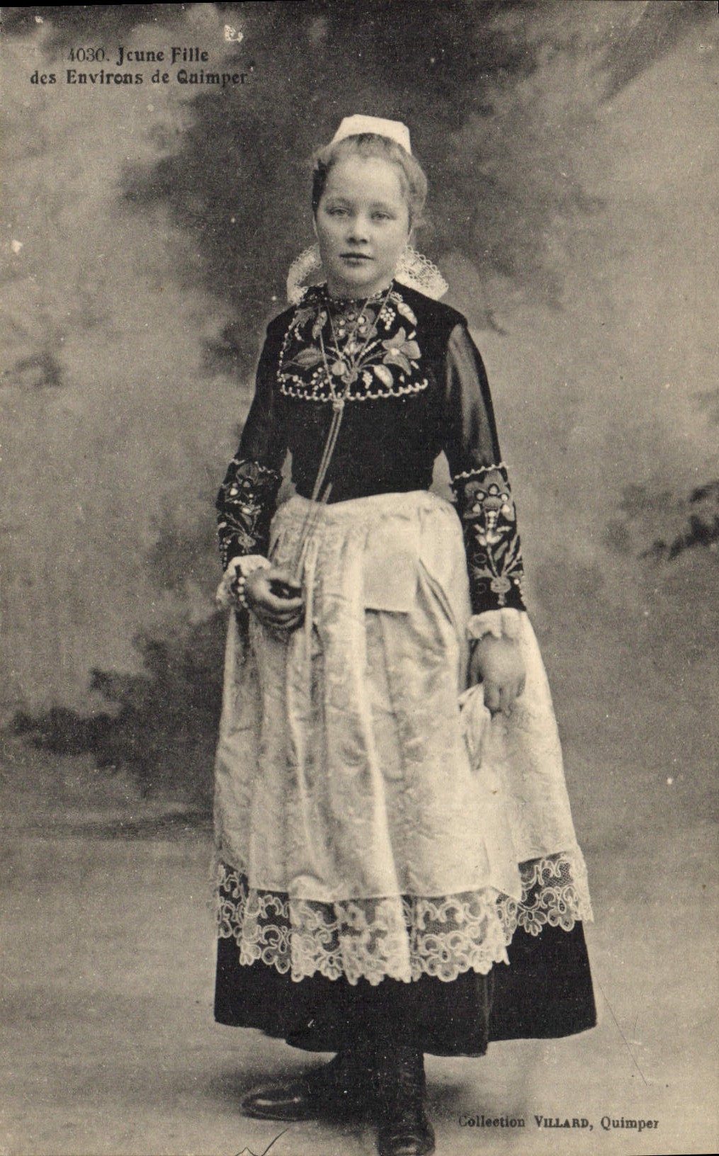 CPA Folklore Jeune fille des environs de Quimper