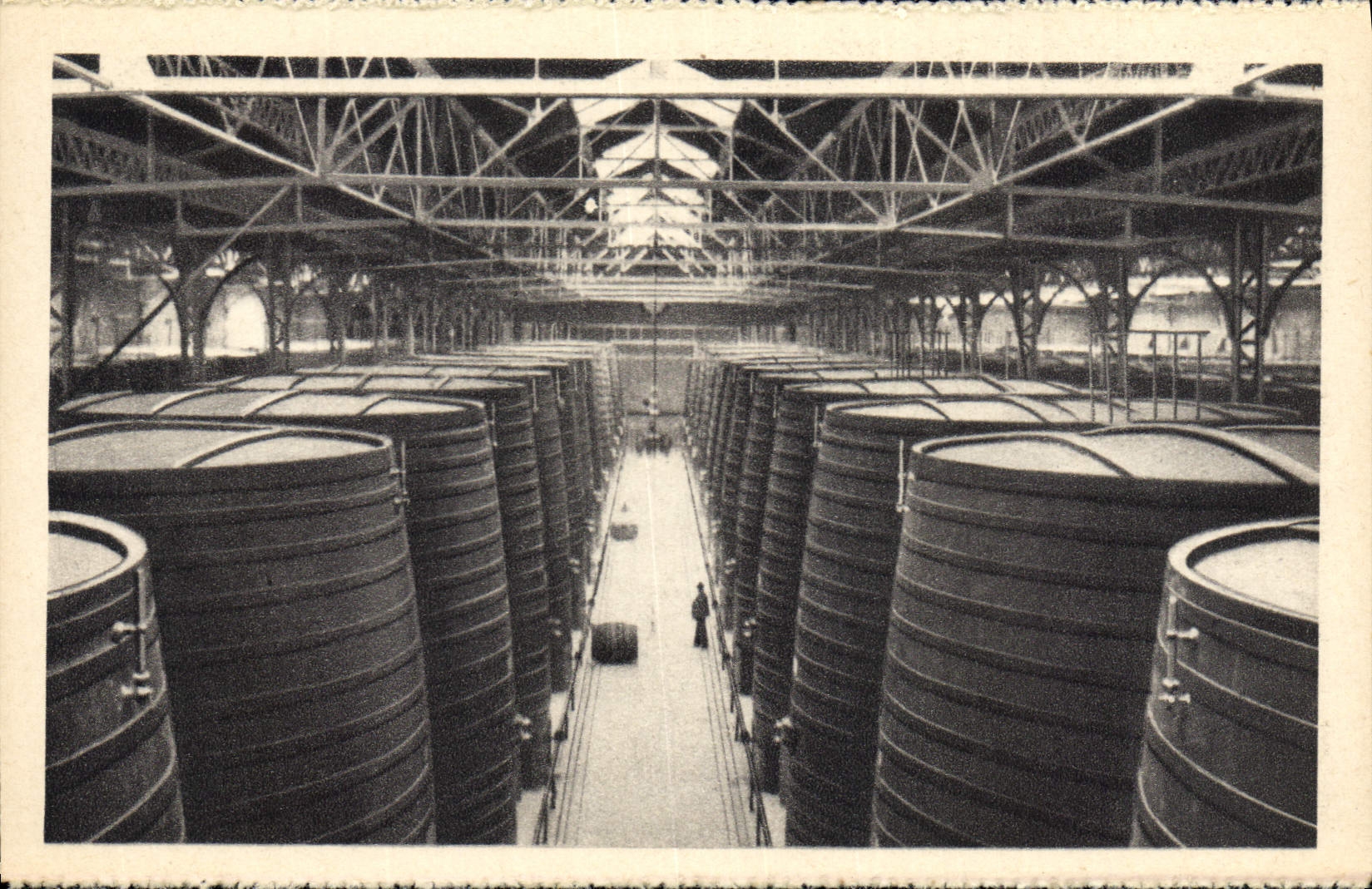 CPA Folklore Vin Vendanges Les Chais de Byrrh a Thuir Six rangees de cuves