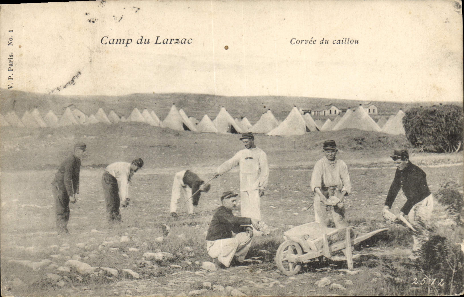 CPA Brouette Camp du Larzac Corvee de caillou Militaria
