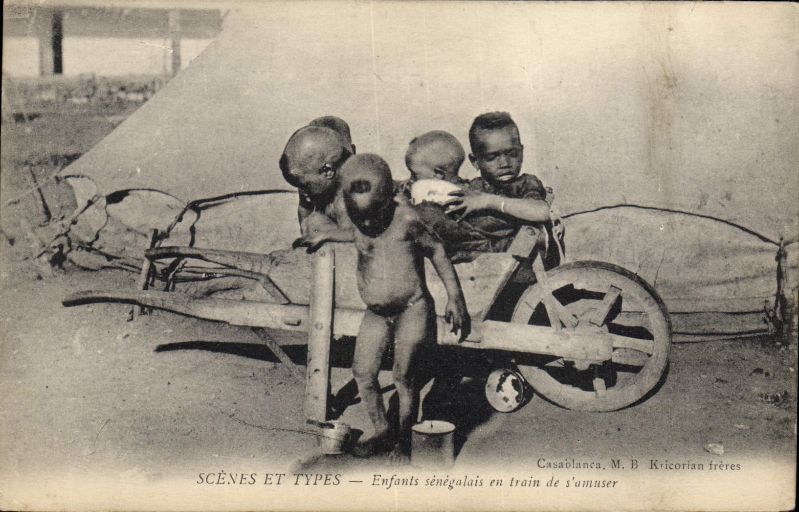 CPA Folklore Brouette Enfants Senegalais en train de s'amuser Senegal