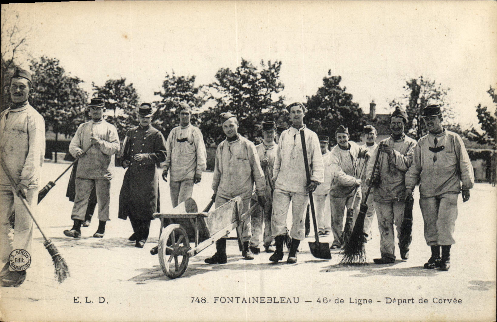 CPA Militaria Brouette Fontainebleau 46eme de ligne Depart de corvee