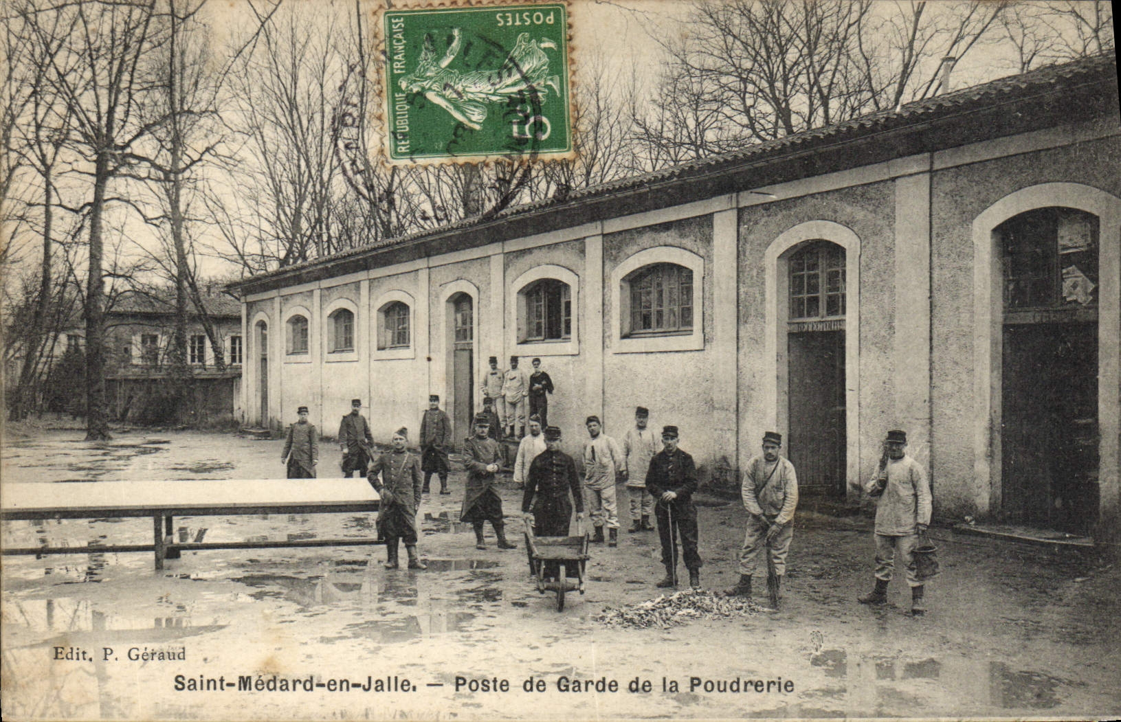CPA Militaria Brouette Saint Medard en Jalle Poste de garde de la Poudrerie