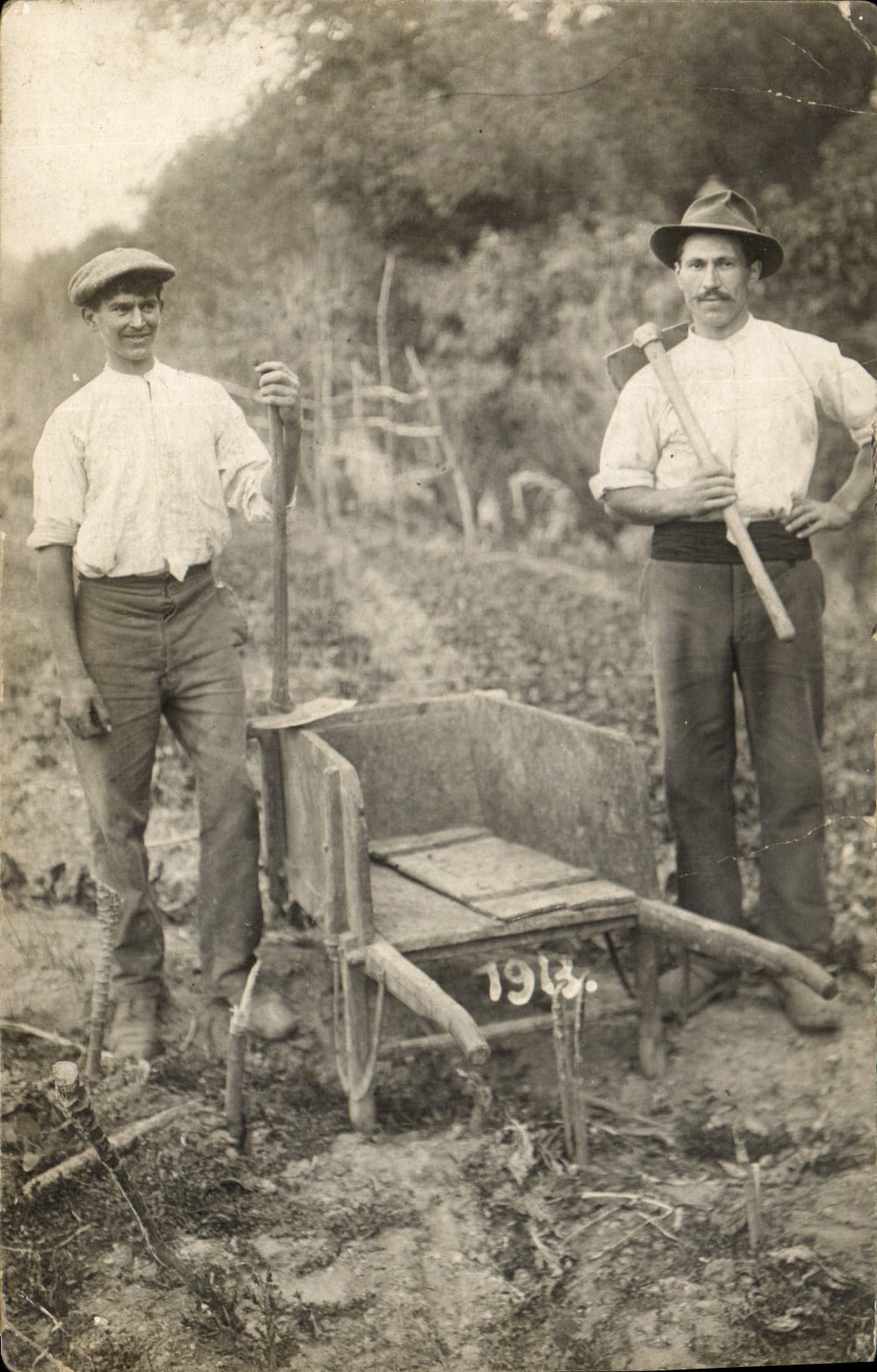 CARTE PHOTO Hommes Folklore Brouette 