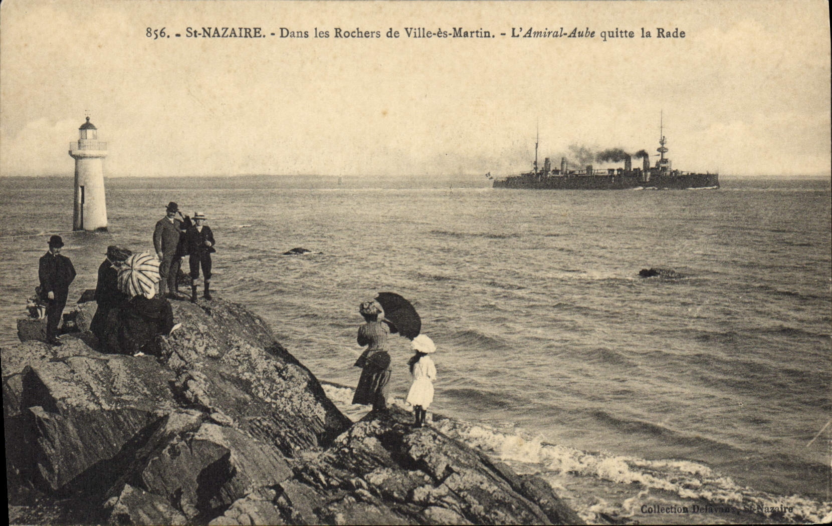 CPA Phare St Nazaire Dans les rochers de Ville es Martin L'Amiral Aube quitte la rade Bateau de guerre