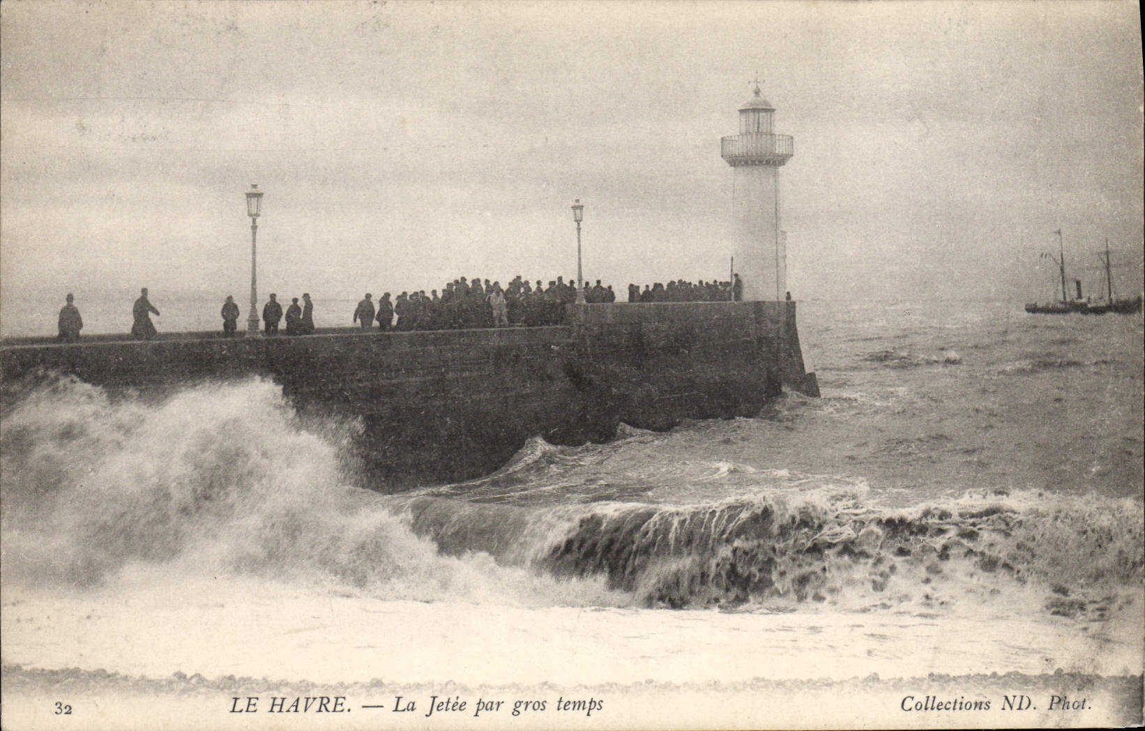 CPA Phare Le Havre La jetee par gros temps