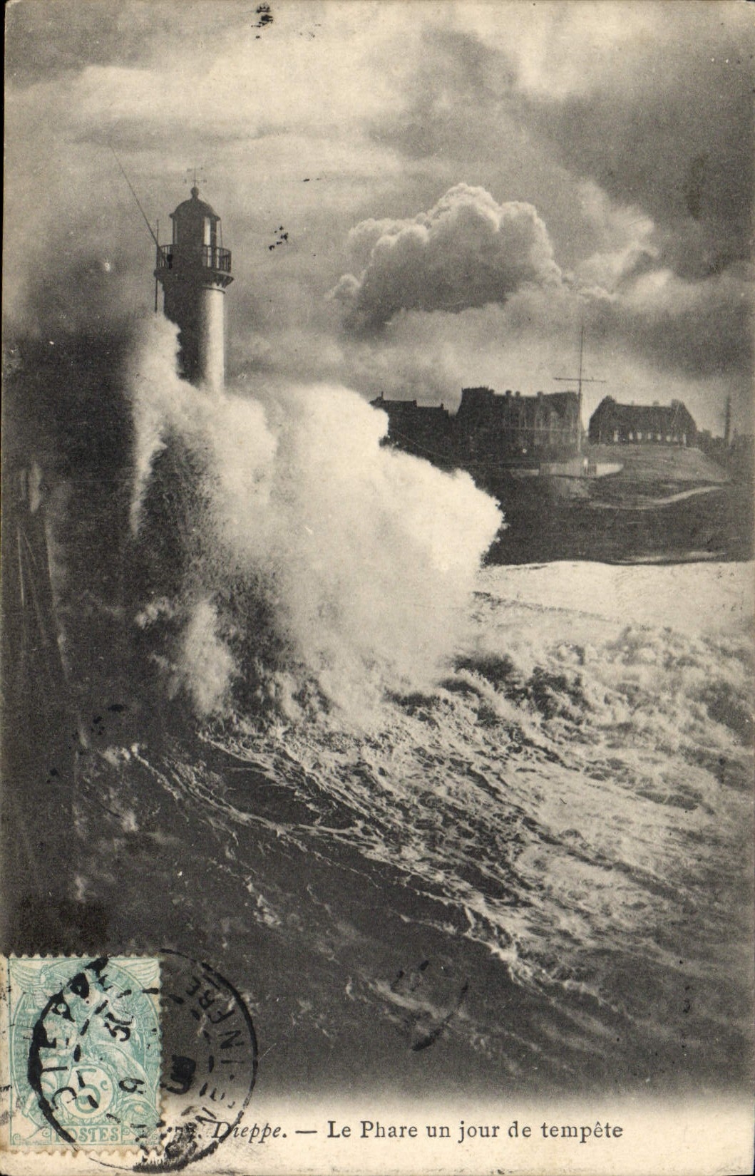 CPA Phare Dieppe Le phare un jour de tempete