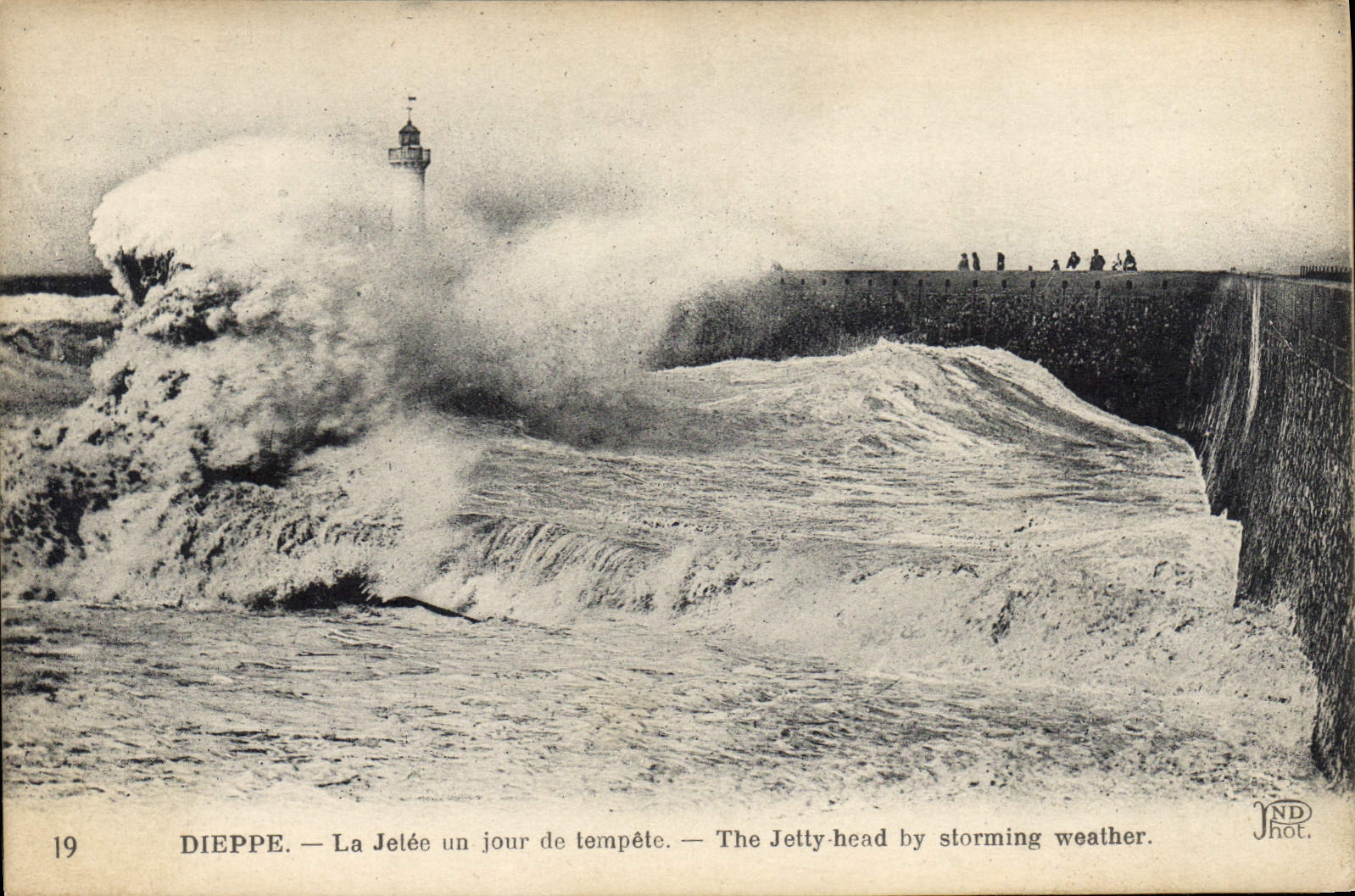 CPA Phare Dieppe La jetee un jour de tempete