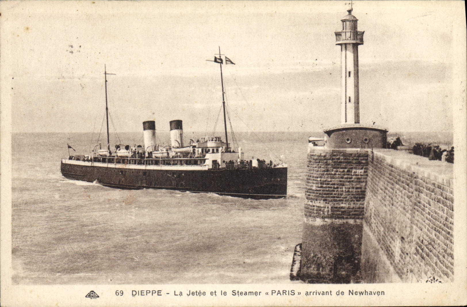 CPA Phare Dieppe La jetee et le steamer Paris arrivant de Newhaven