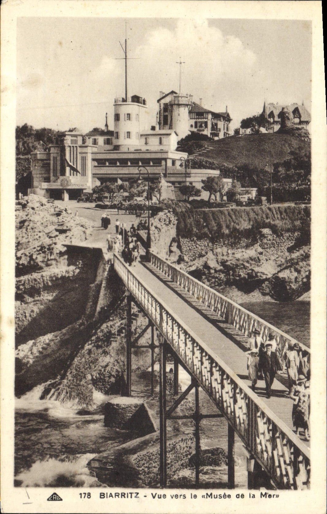 CPA Phare Biarritz Vue vers le Musee de la mer