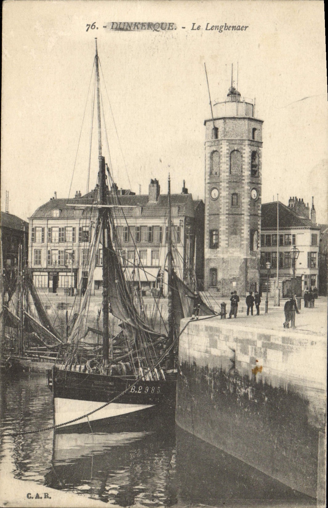 CPA Phare Dunkerque Le Lengbenaer Bateau de peche
