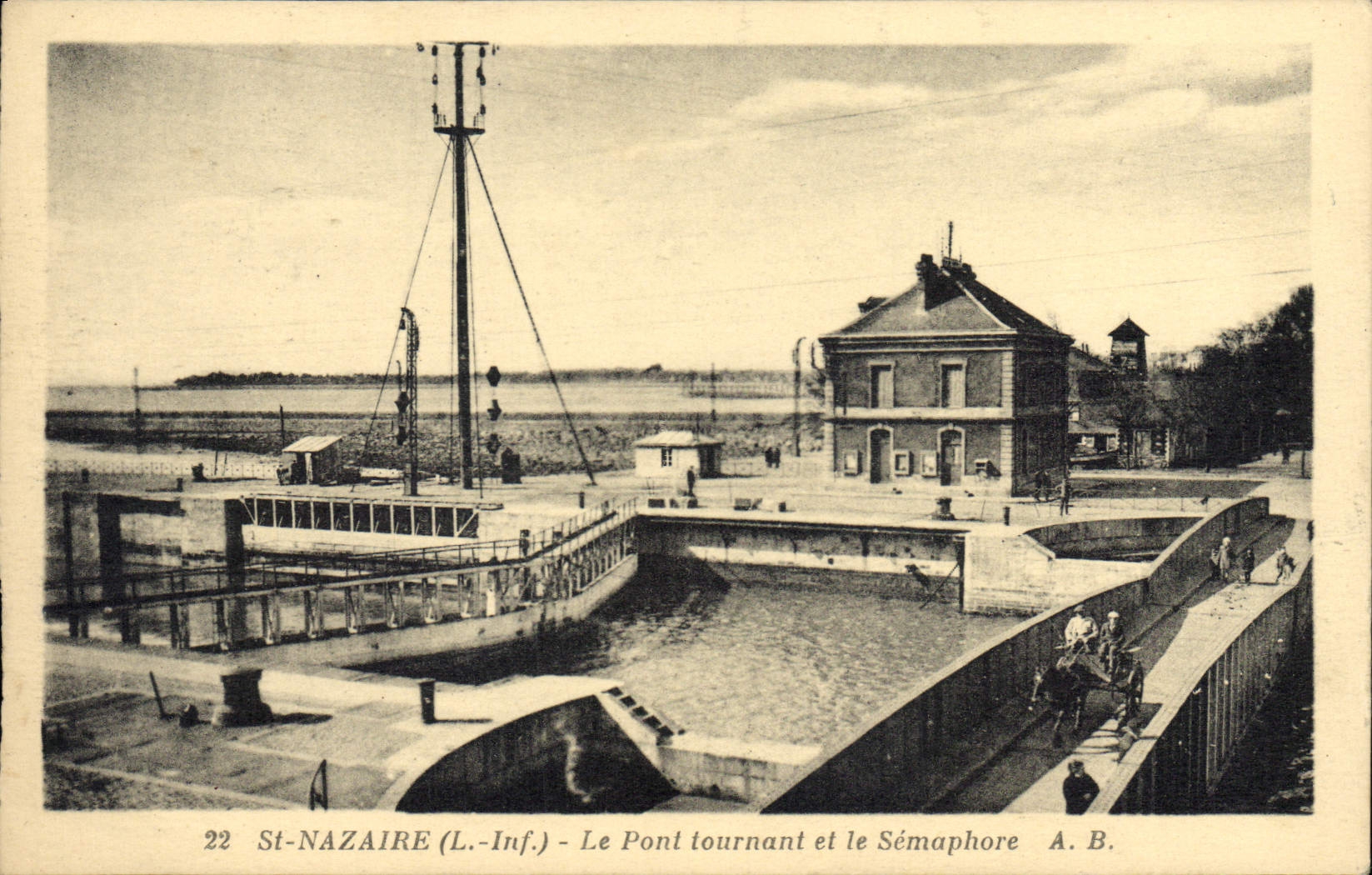 CPA Phare St Nazaire Le pont tournant et le semaphore
