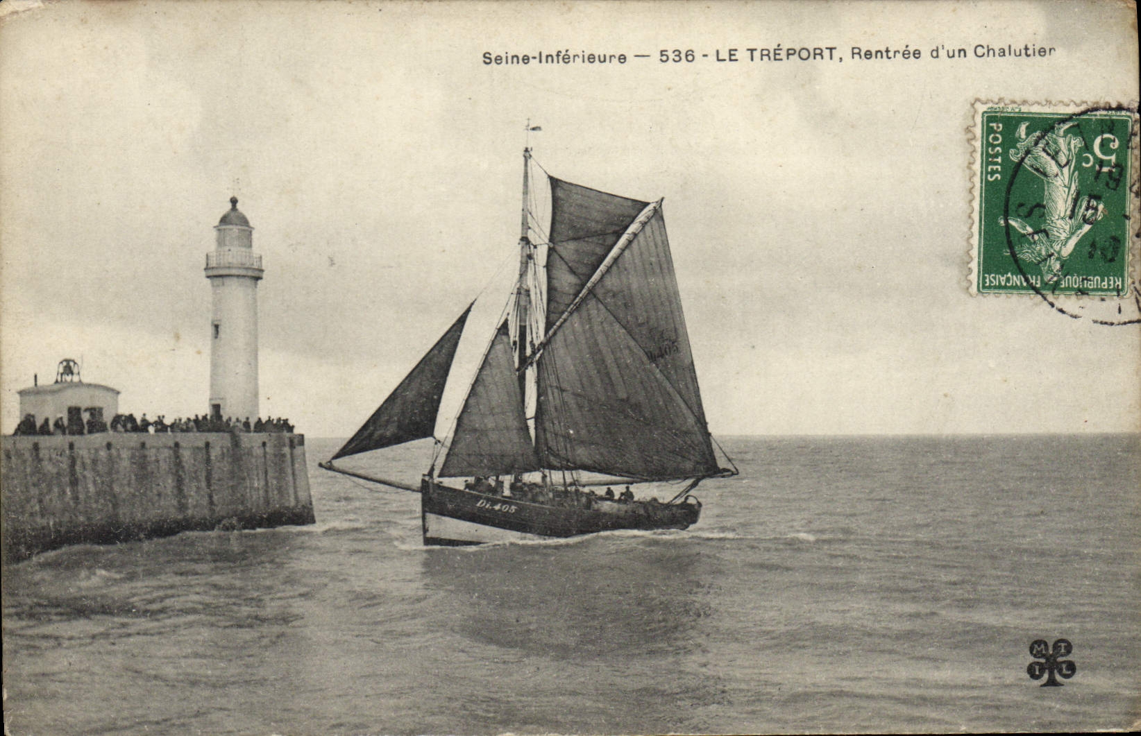 CPA Phare Le Treport Rentree d'un chalutier Bateau de peche