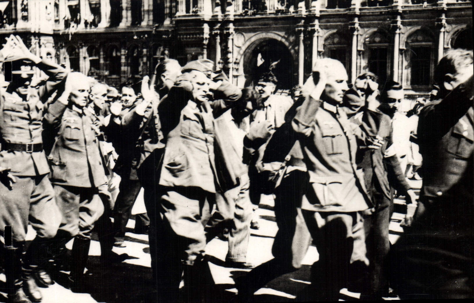 CPA Militaria Paris Officiers allemands faits prisonniers Place de l'Opera diriges vers L'Hotel de Ville