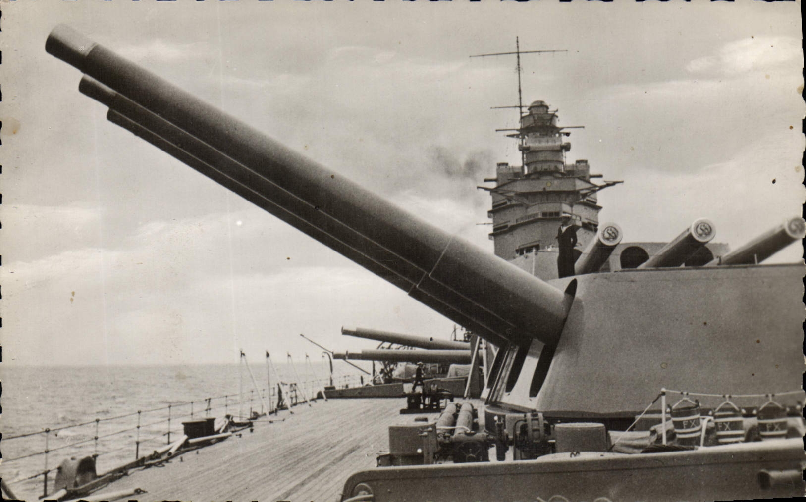 CPA Militaria Bateau Les pieces de 16 poces sur le navire Rodney de la marine Anglaise