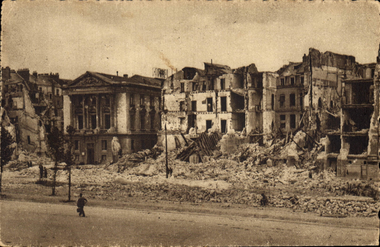 CPA Militaria Nantes apres les bombardements Le quai Brancas