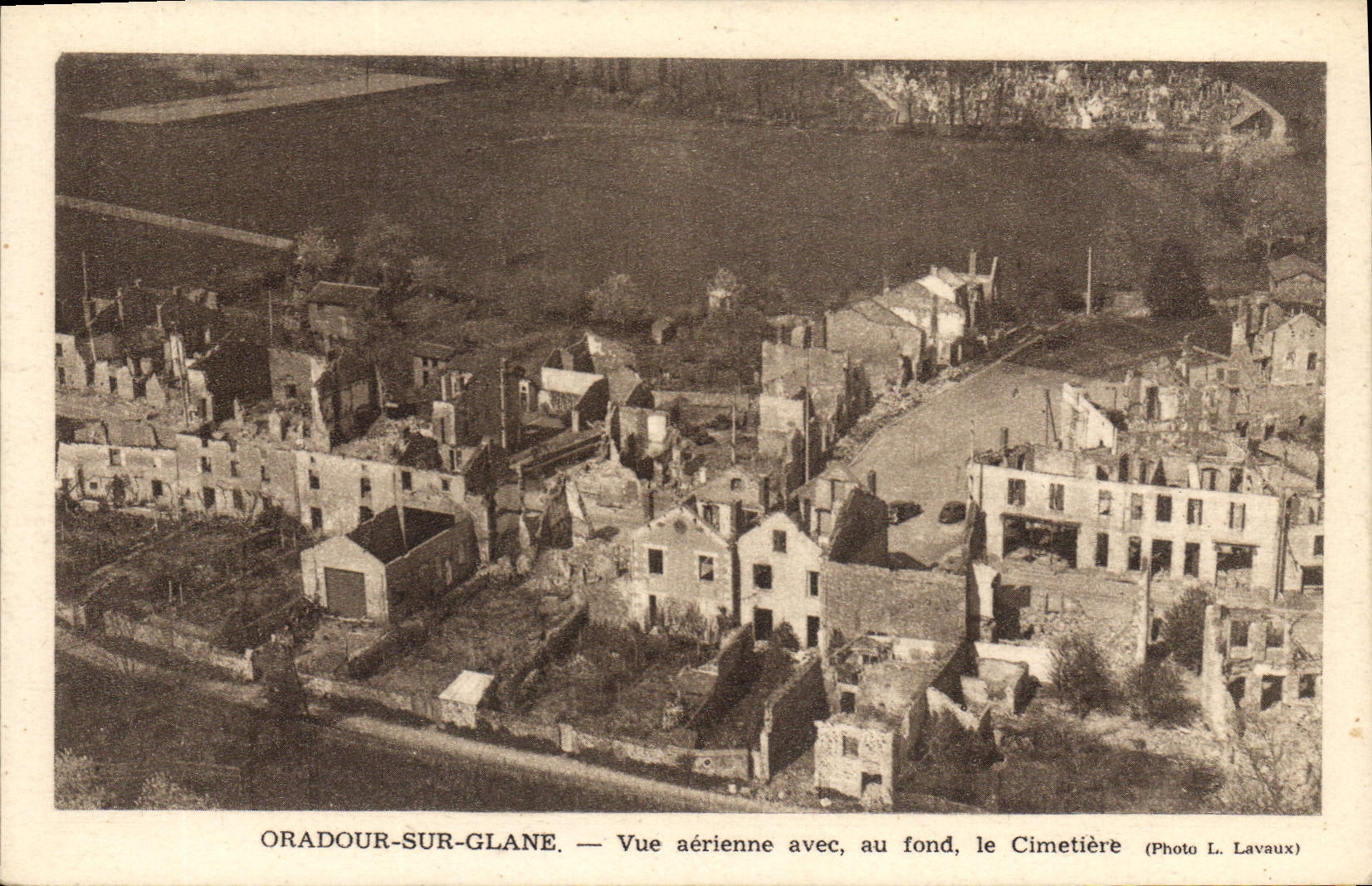 CPA Militaria Oradour sur Glane Vue aerienne avec au fond le cimetiere