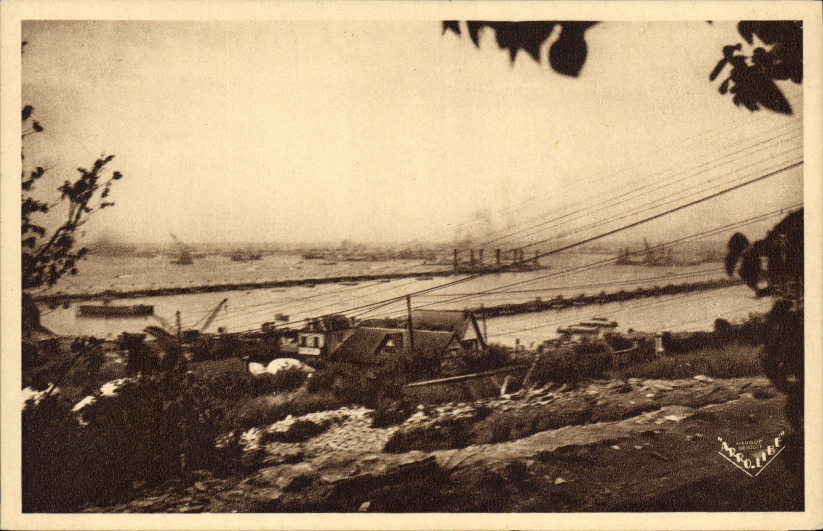 Postal Militaria Arromanches los Baños el puerto de la Liberación Vista sobre el puerto tomada de la ladera