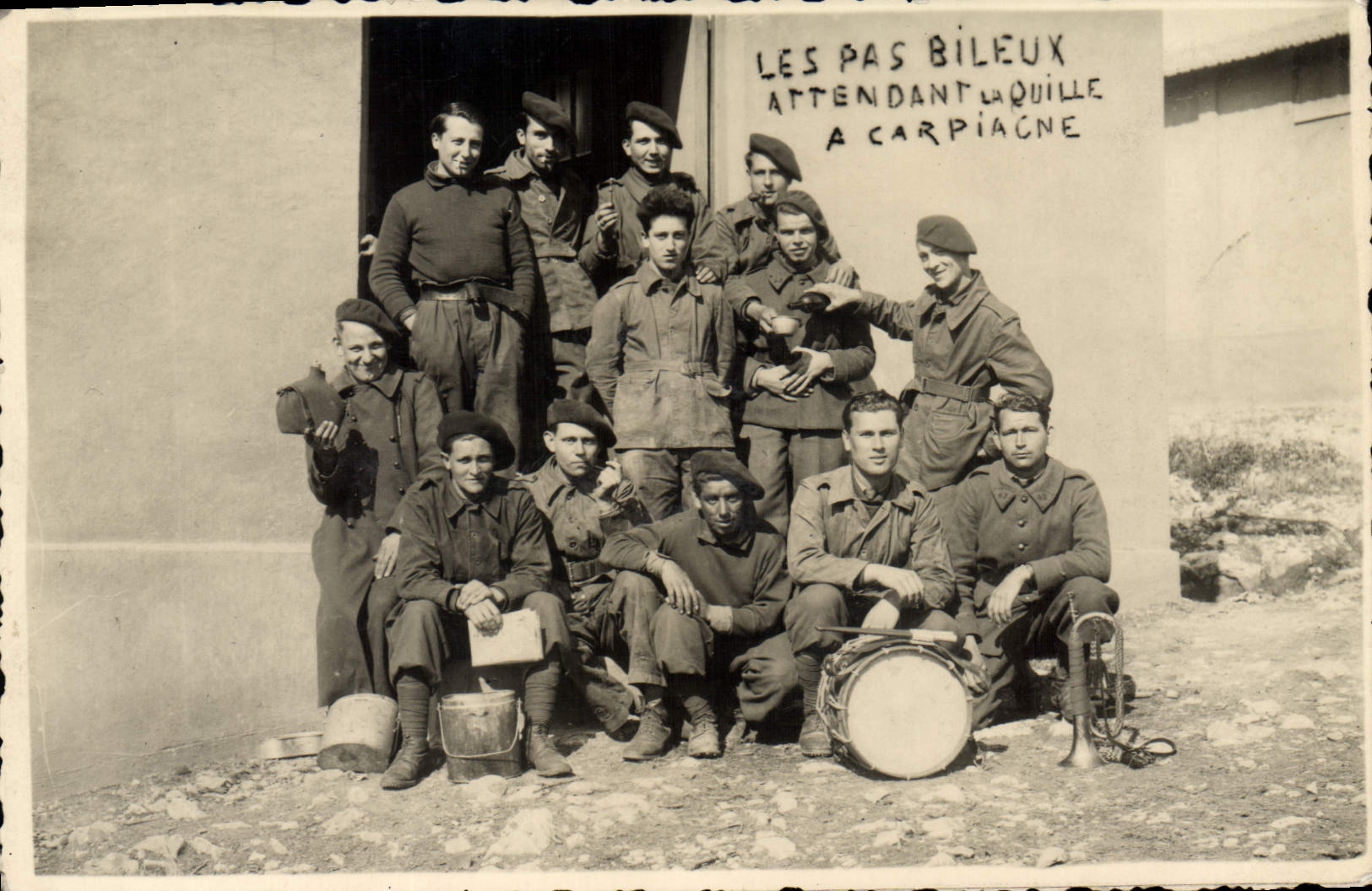 CARTE PHOTO Militaria Les pas bileux attendant la quille a Carpiagne