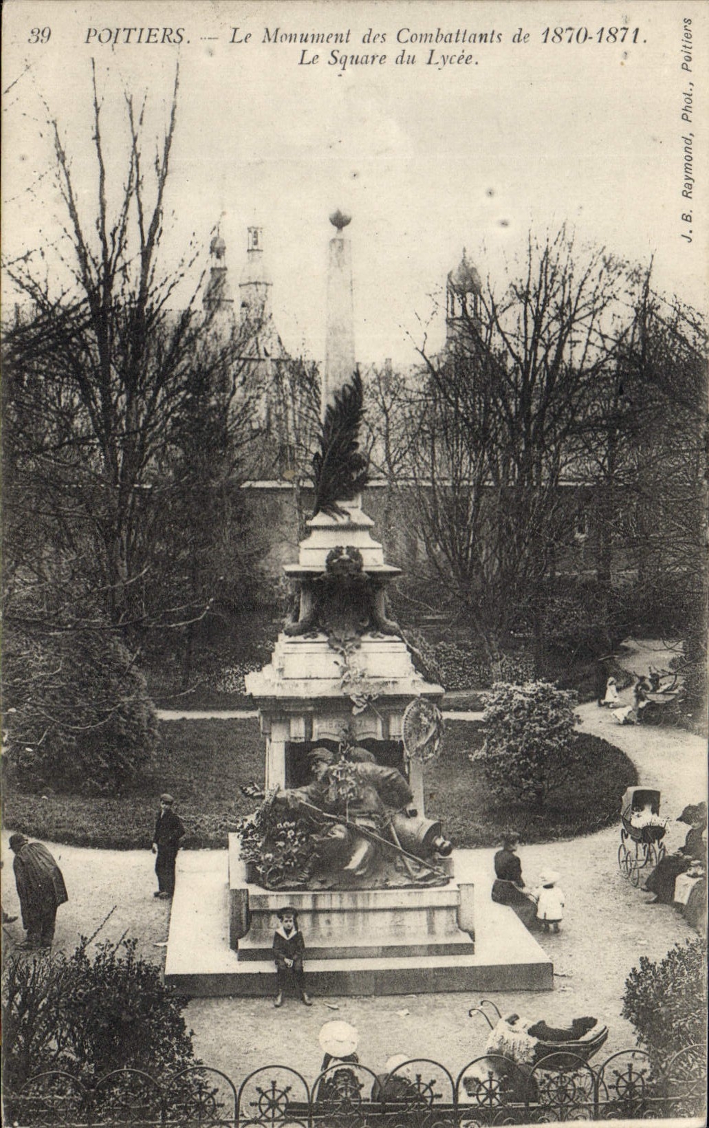CPA Militaria Poitiers Le monument des combattants le square du Lycee
