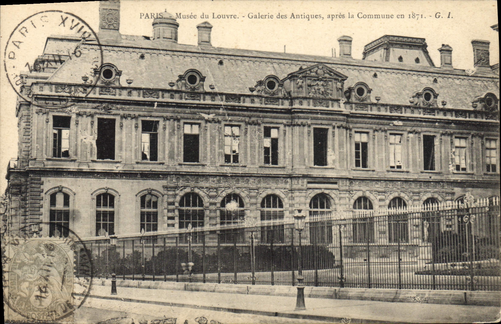 CPA Militaria Paris Musee du Louvre Galerie des Antiques apres la Commune de 1871