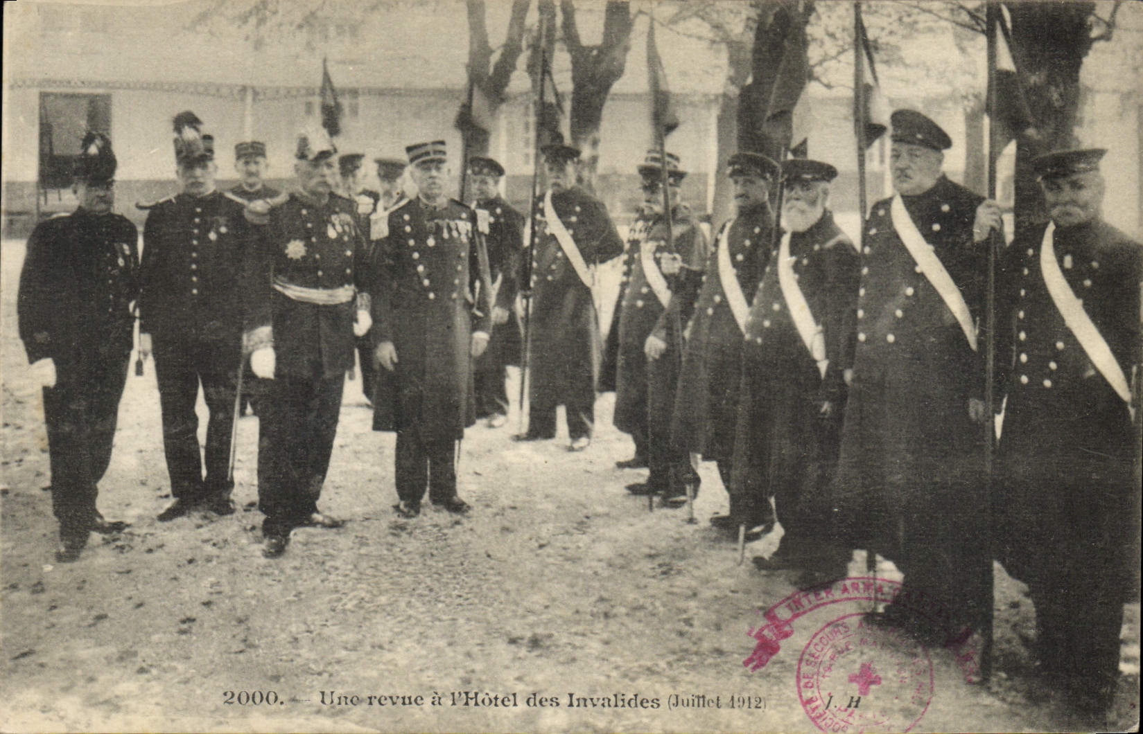 CPA Militaria Paris Une revue a l'hotel des Invalides Juillet 1912