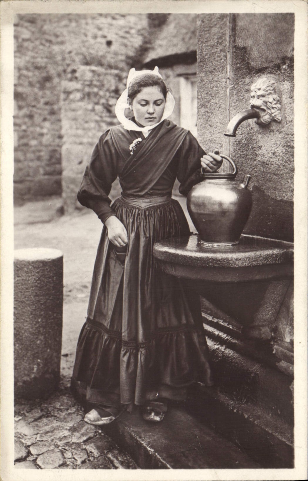 CPA Folklore Jeune fille de Plouescat